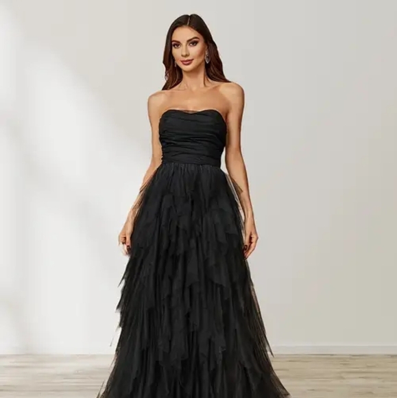 Black Strapless Sleeveless Formal Gown. - Picture 1 of 9